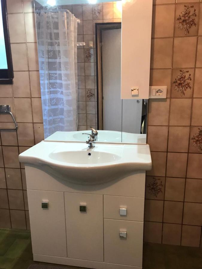 Villa Immersa Nel Verde A Lanzo dʼIntelvi Exterior foto